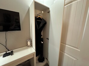 Comfort Room, 1 Queen Bed | Wardrobe