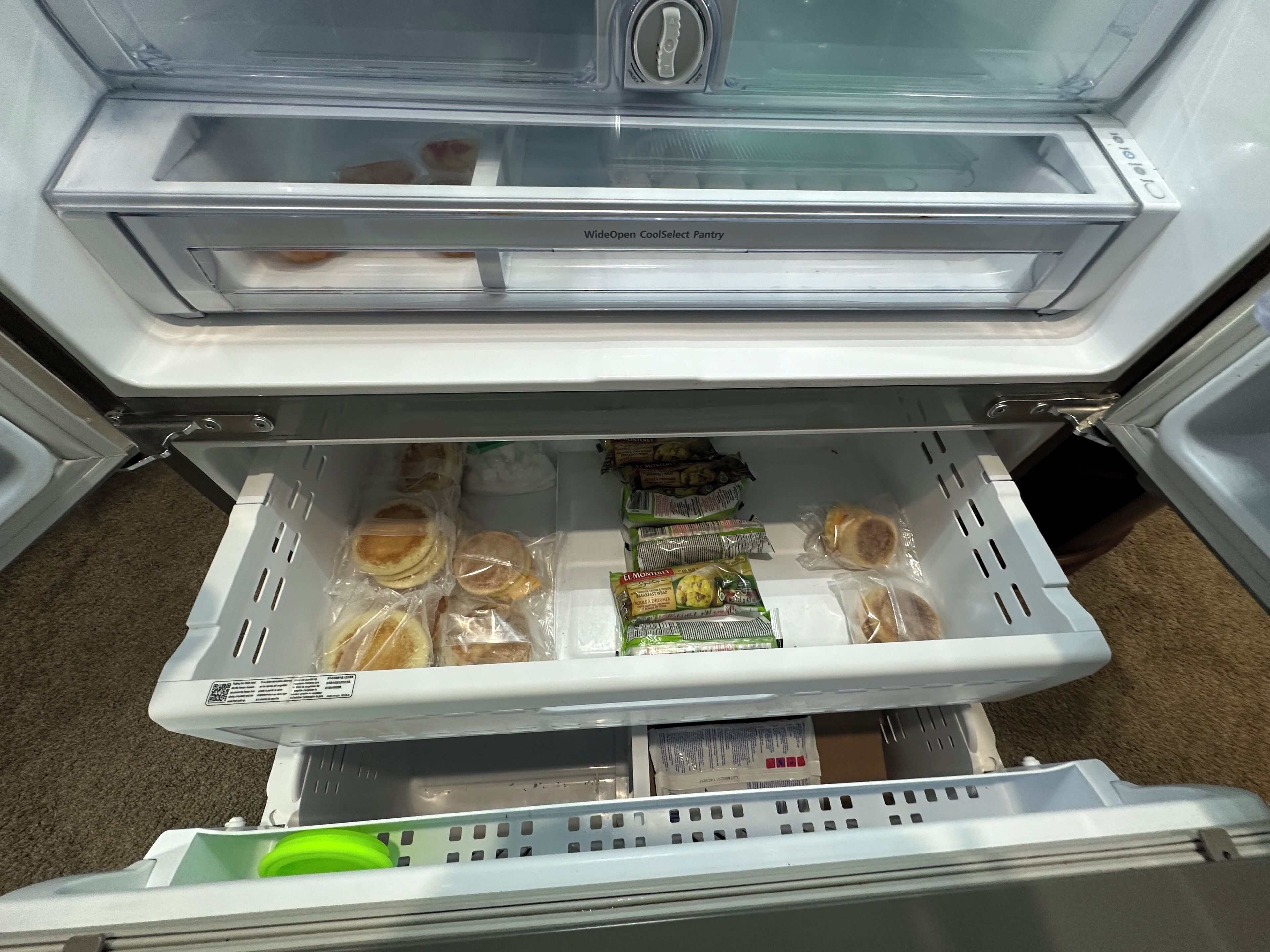 Un refrigerador con la puerta totalmente abierta, mostrando su interior.