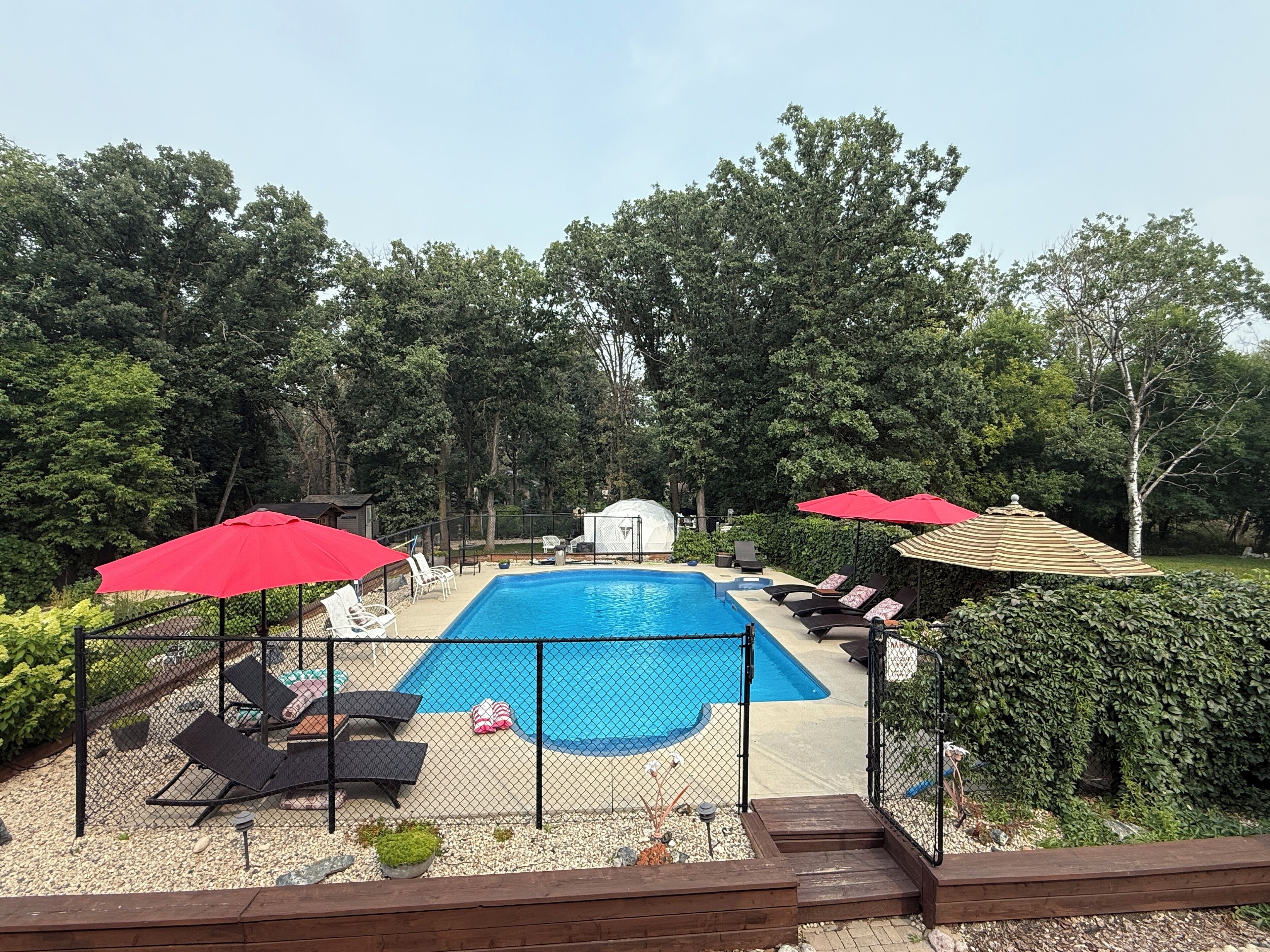 Kauden mukainen ulkouima-allas, aurinkovarjoja, aurinkotuoleja