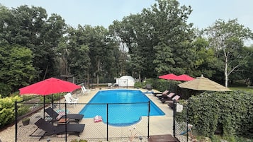 Kauden mukainen ulkouima-allas, aurinkovarjoja, aurinkotuoleja