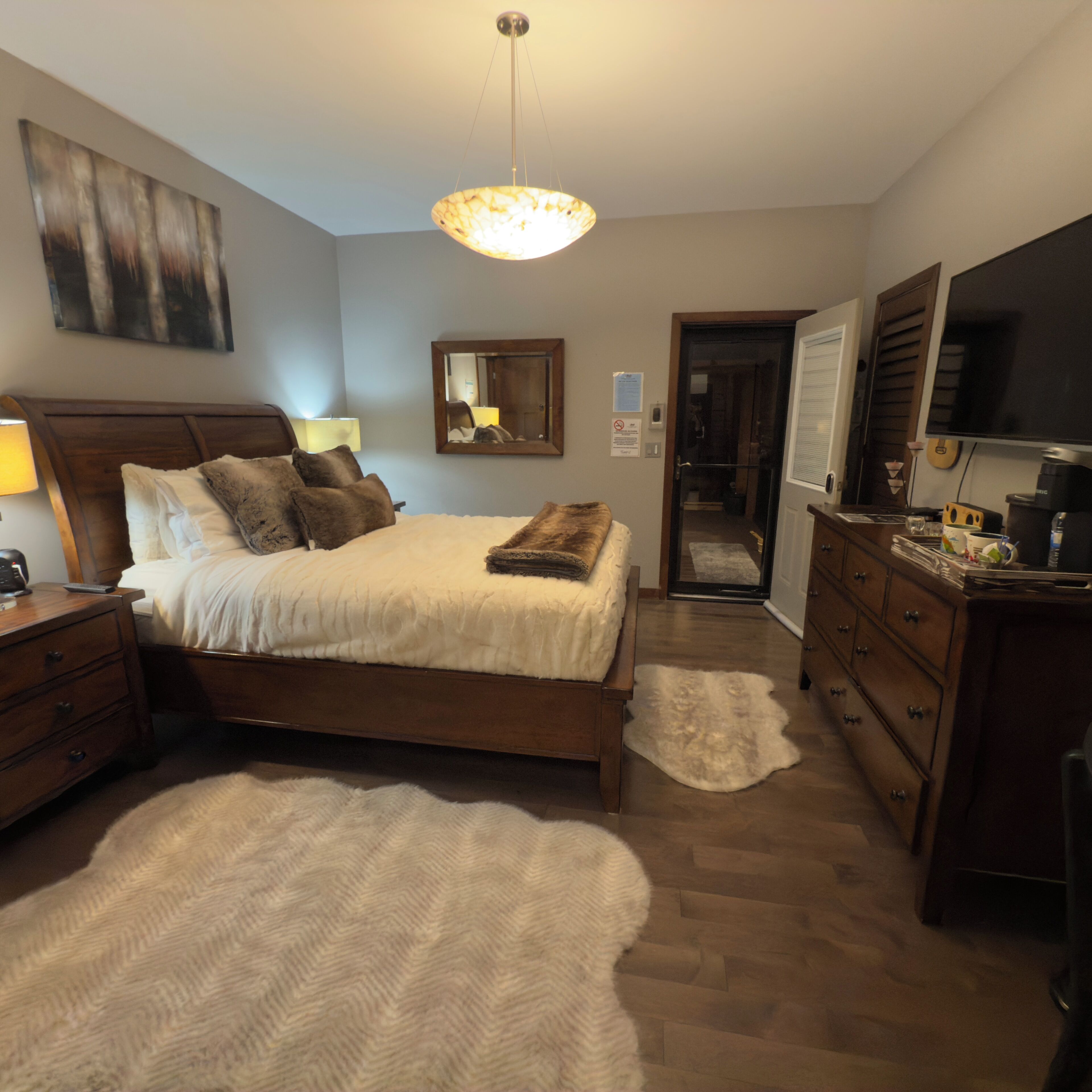 Executive Queen Room Direct Access to Outdoor Hot Tub & Sauna