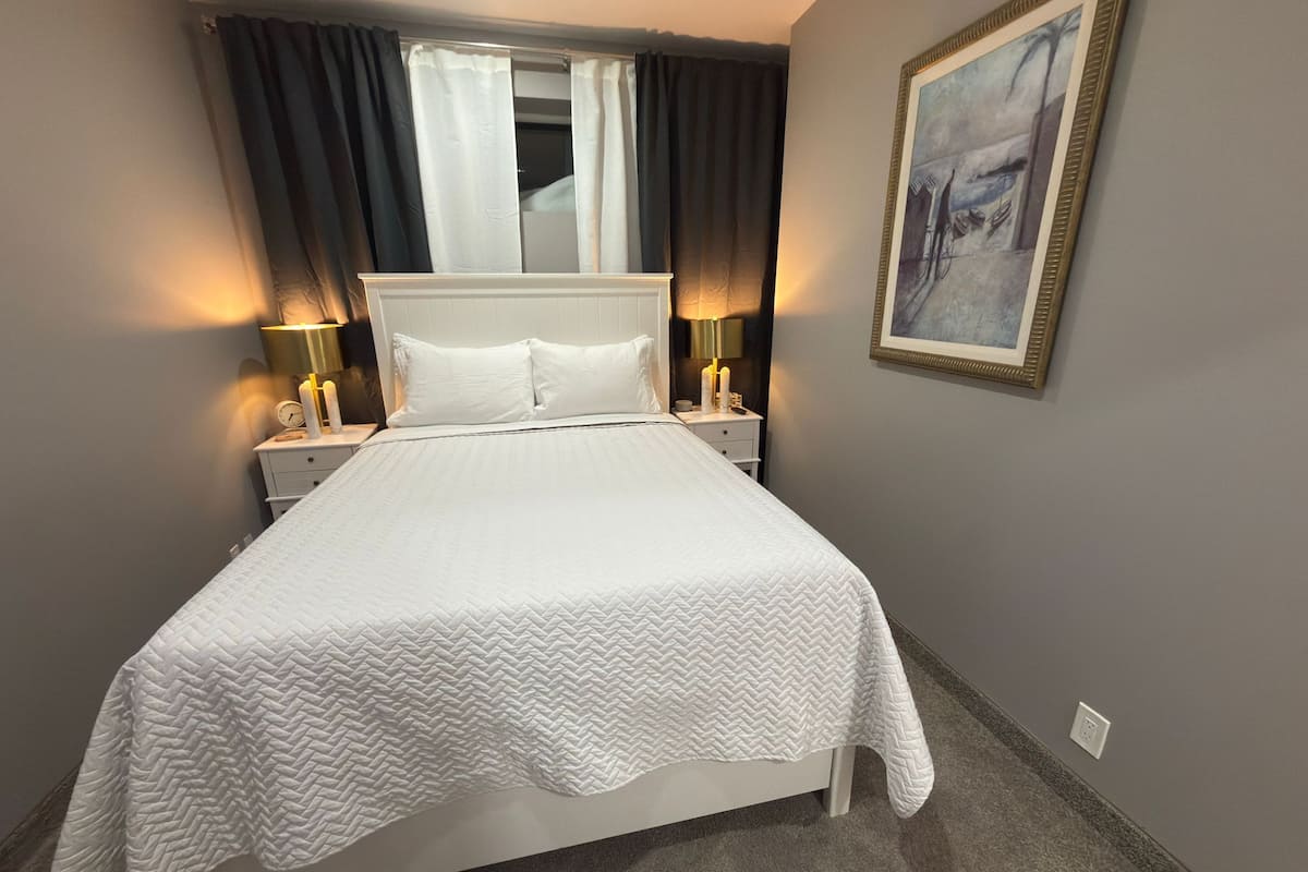 Deluxe Room, 1 Queen Bed | Premium bedding, pillow-top beds, individually decorated
