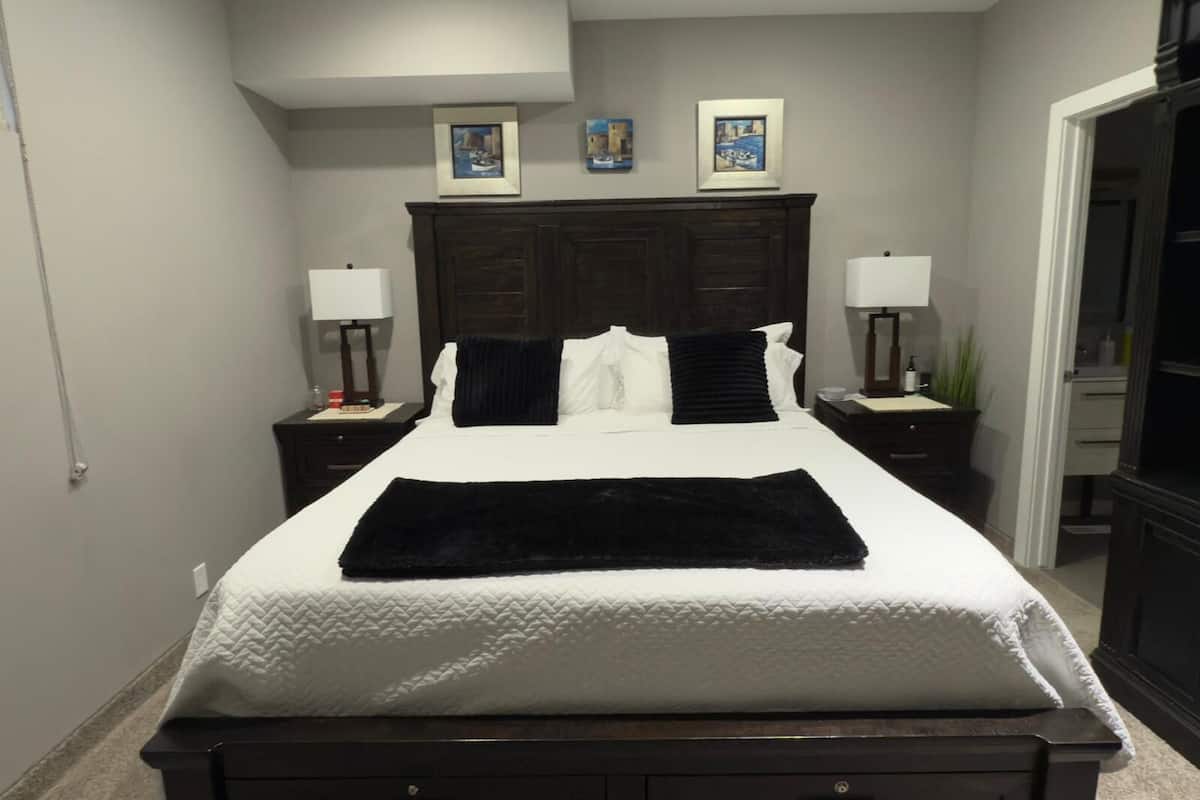 Executive Room | Premium bedding, pillowtop beds, iron/ironing board, free WiFi