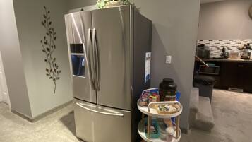 Full-size fridge, microwave, oven, coffee/tea maker