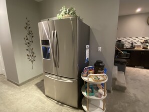 Full-size fridge, microwave, oven, coffee/tea maker