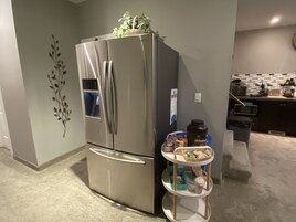 Full-size fridge, microwave, oven, coffee/tea maker