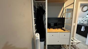 Business Room, 1 Queen Bed | Premium bedding, pillowtop beds, iron/ironing board, free WiFi