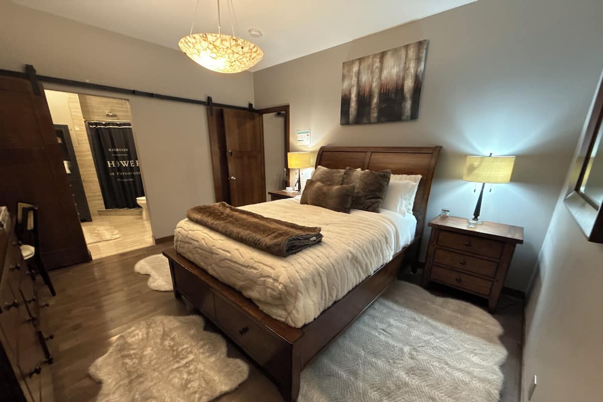 Executive Queen Room Direct Access to Outdoor Hot Tub & Sauna | Premium bedding, pillowtop beds, iron/ironing board, free WiFi