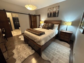 Executive Queen Room Direct Access to Outdoor Hot Tub & Sauna