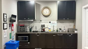 Refrigerador con freezer, microondas, horno, cafetera/tetera