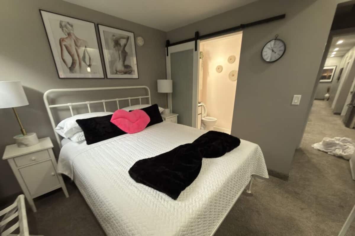 Deluxe Room, 1 Queen Bed | Premium bedding, pillowtop beds, individually decorated