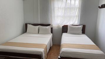 Escritorio, wifi gratis y ropa de cama