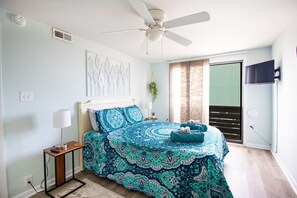 1 bedroom, travel crib, WiFi, bed sheets - #5 Steps away from beach! 1 mile from CB Boardwalk (Carolina Beach)