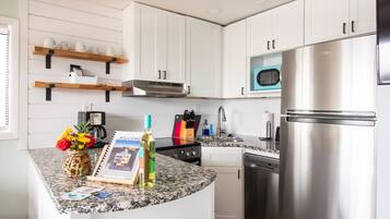 Frigorifero, microonde, forno, piano cottura