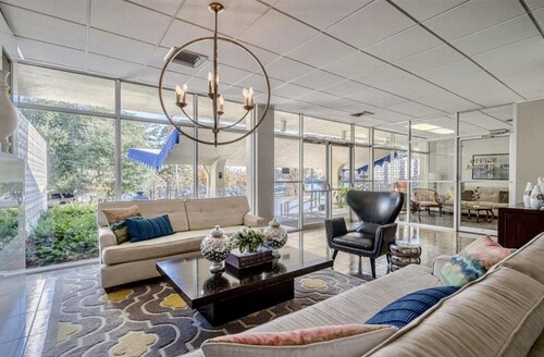 Luxury Suite in Prestigious Lake Hamilton High Rise