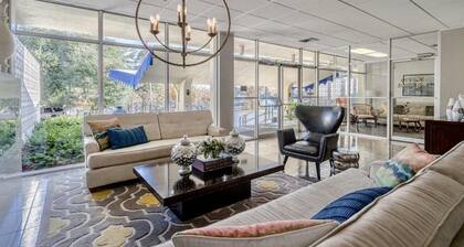 Luxury Suite in Prestigious Lake Hamilton High Rise