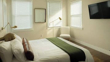 2 bedrooms, desk, iron/ironing board, WiFi