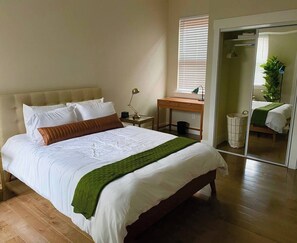 2 soverom, skrivebord, strykejern/-brett og wi-fi