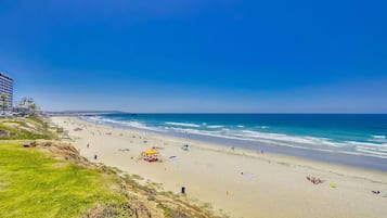 Playa en los alrededores, camastros y toallas de playa