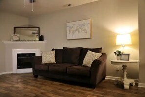 TV - Spacious, Family Friendly 🏠 w/ 2private Bthrms (Jacksonville)