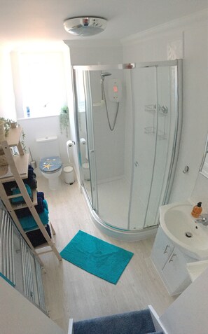 Douche, sĂšche-cheveux, serviettes fournies, papier toilette