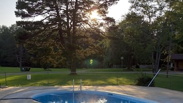 Una piscina al aire libre de temporada