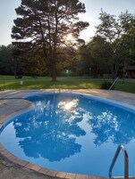 Una piscina al aire libre de temporada