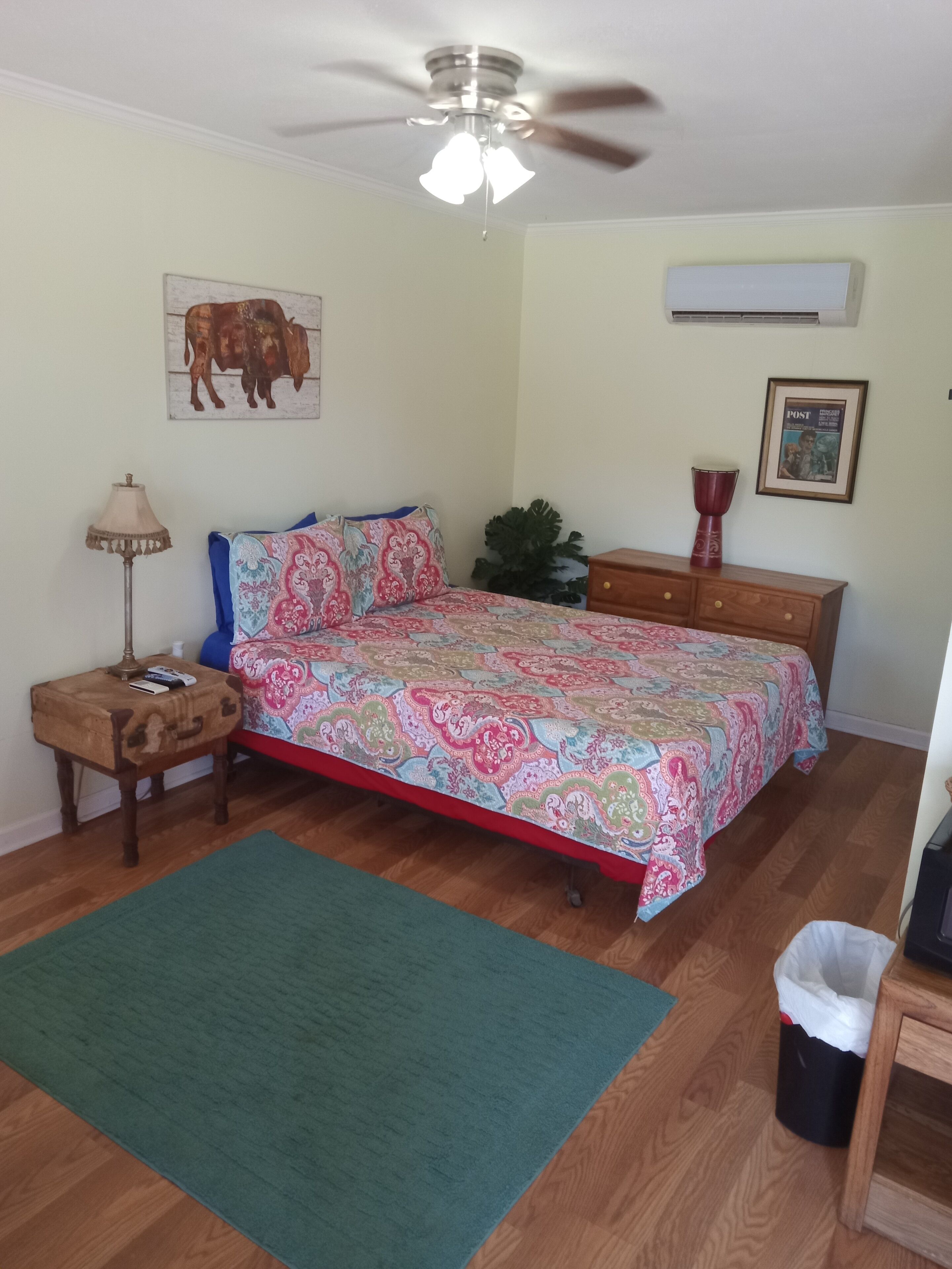 Eenvoudige eenpersoonskamer (#1) | Individueel gedecoreerd, individueel gemeubileerd