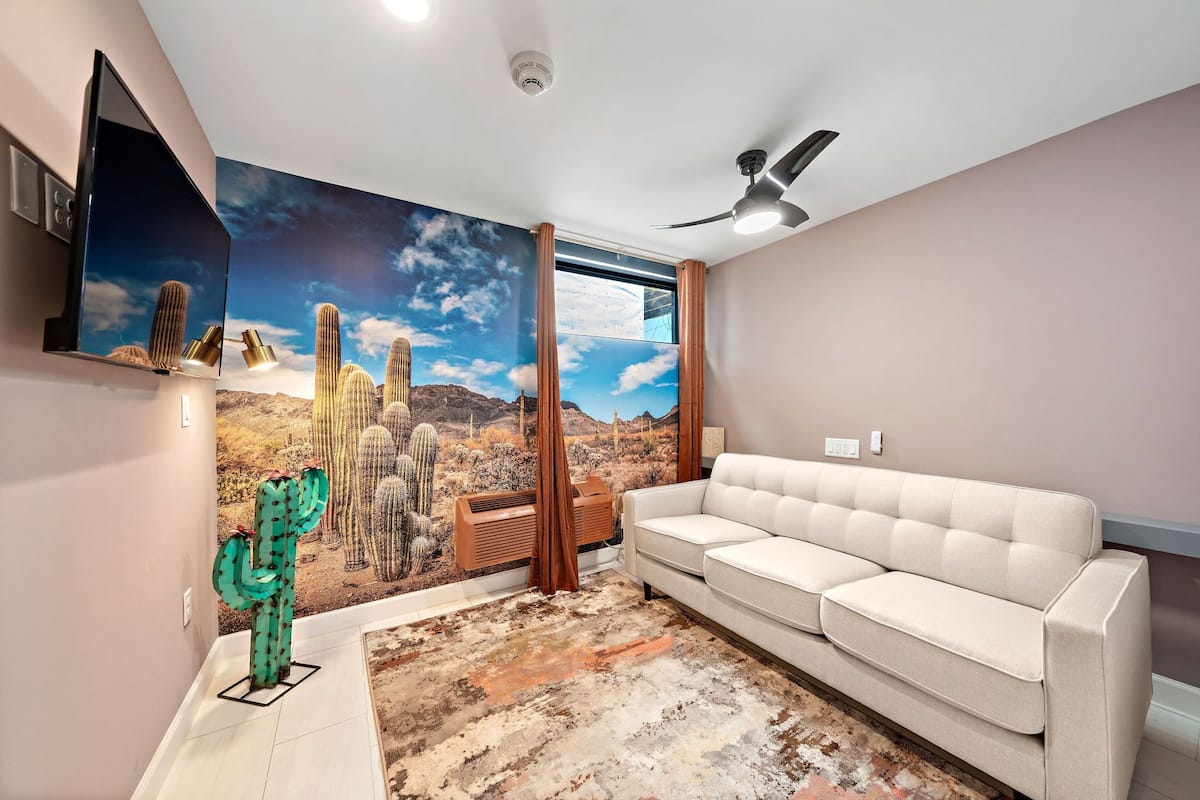 Camera doppia, 1 letto queen con divano letto | Una cassaforte in camera, con stile personalizzato