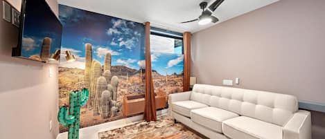 Chambre double, 1 grand lit et 1 canapé-lit | Coffre-fort, décor unique, ameublement unique, bureau