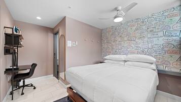 Quarto com cama, escrivaninha e cadeira.