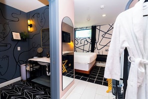 Single Room, 1 Queen Bed | In-room safe, individually decorated, individually furnished, desk - Wanderstay Boutique Hotel (Houston)