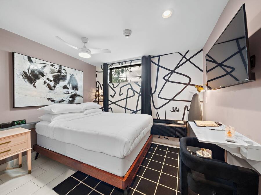 Single Room, 1 Queen Bed | In-room safe, individually decorated, individually furnished, desk