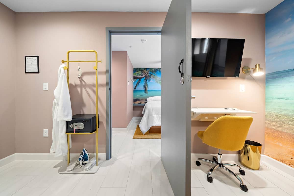Camera doppia, 1 letto queen con divano letto | Bagno | Doccia, pantofole, asciugamani