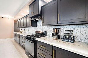 Refrigerador em uma área comum, micro-ondas em uma área comum