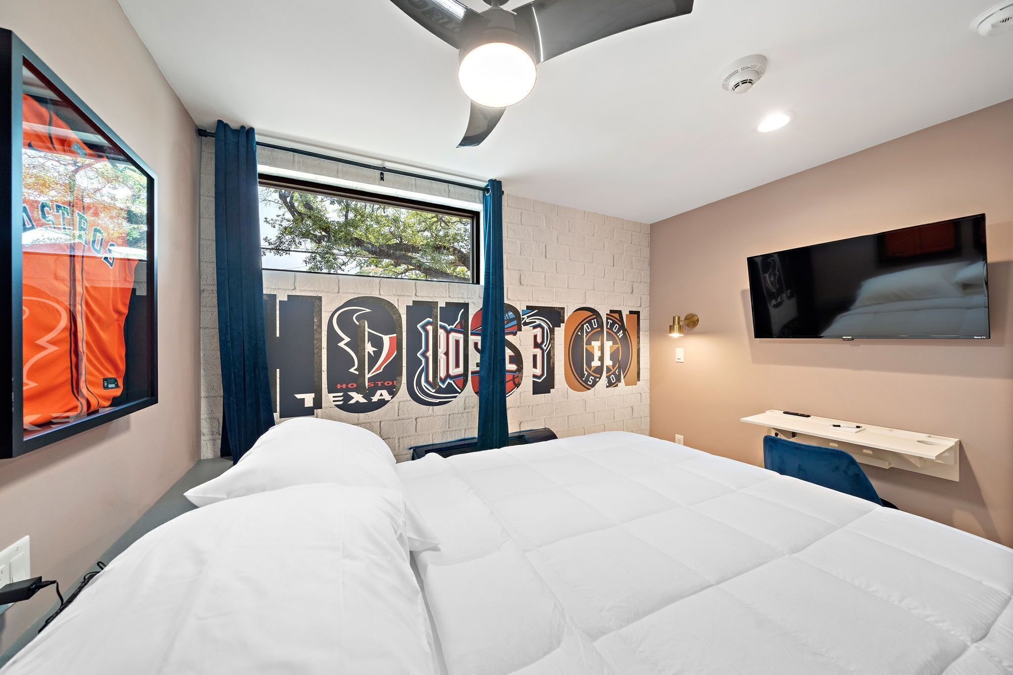 In-room safe, individually decorated, individually furnished, desk