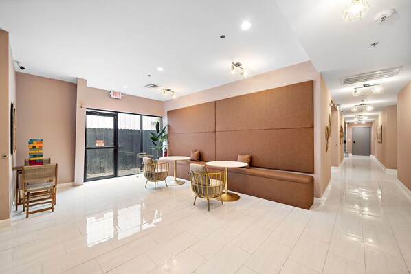 Coin salon dans le hall