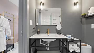 Douche, chaussons, serviettes fournies