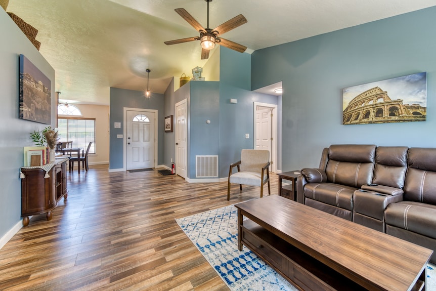 Modern 3br W/ Mountain Views Sleeps 8 2 Car Garage Plus Extra Parking - Hamilton, MT