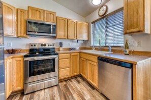 Fridge, microwave, oven, stovetop - 3 Bedroom, 2 bathroom house (Hamilton)