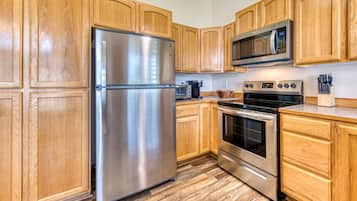 Frigorífico, microondas, horno y placa de cocina