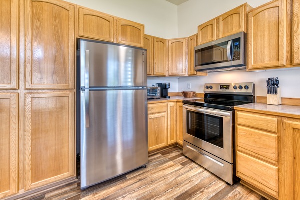 Geladeira, micro-ondas, fogão, cooktop