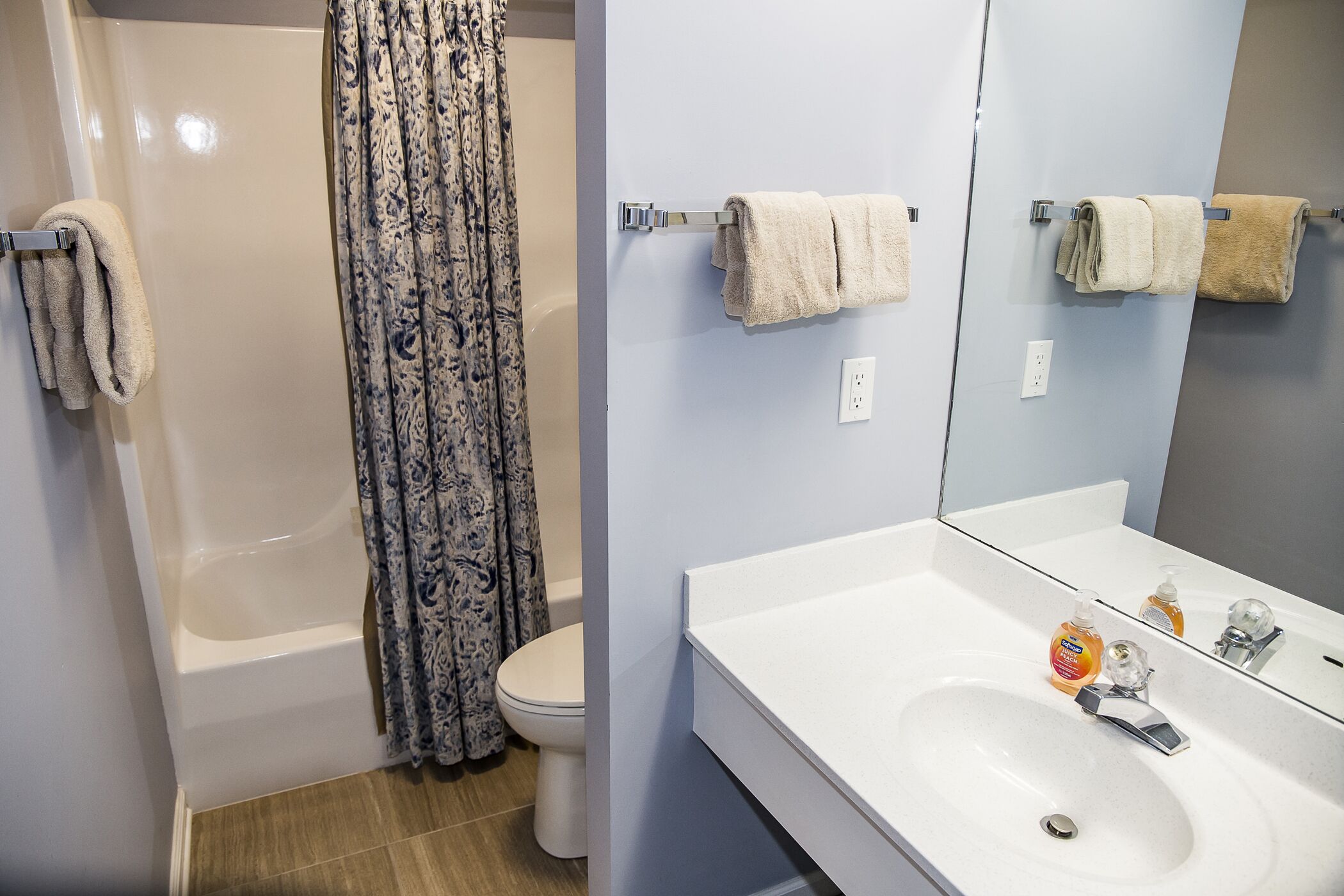 Dusj, hårføner og håndklær