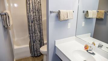 Dusj, hårføner og håndklær