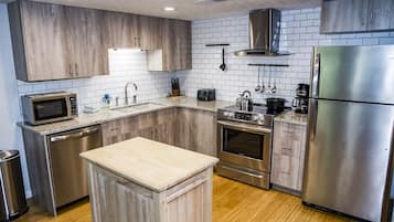 Refrigerador, microondas, horno y parrilla de estufa