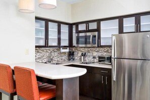 Fridge, microwave, stovetop, dishwasher - Texas A&M University! | Outdoor Pool (College Station)