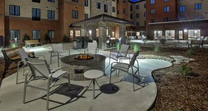 King Suite w/ Private Bedroom & Free Breakfast