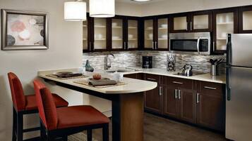 Kühlschrank, Mikrowelle, Herdplatte, Geschirrspüler