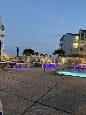 Utomhuspool och uppvärmd pool