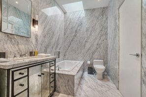 Dusche, Whirlpool, Handtücher, Seife